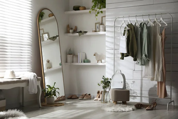 Rek Met Verschillende Stijlvolle Kleding Schoenen Decoratieve Elementen Kleedkamer Interieur — Stockfoto