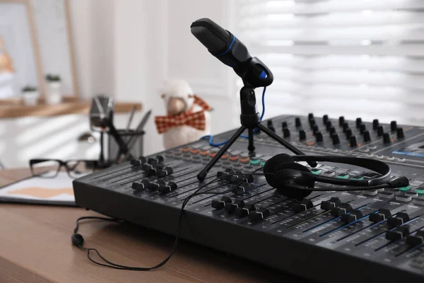 Professionele Audio Apparatuur Houten Tafel Moderne Radiostudio — Stockfoto