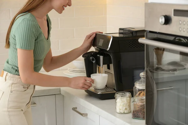 Genç Bayan Mutfakta Modern Makineyle Taze Aromatik Kahve Hazırlıyor — Stok fotoğraf