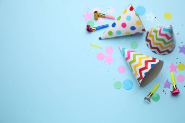 Açık mavi arkaplan üzerinde parti ögeleri ile düz konum, metin için boşluk