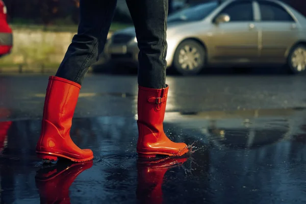 Жінка Червоними Гумовими Черевиками Йдуть Калюжу Крупним Планом Дощова Погода — стокове фото