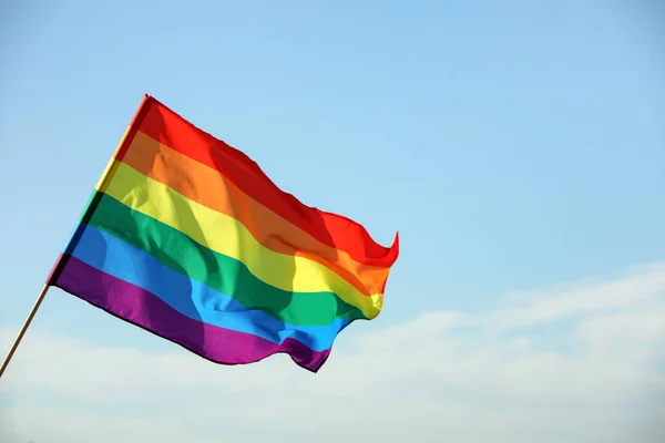 Brillante Bandera Lgbt Contra Cielo Azul Con Nubes Espacio Para — Foto de Stock