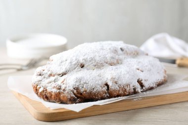 Lezzetli Stollen. Tahta masaya pudra şekeri serpiştirilmiş.
