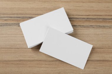Tahta arka planda boş kartvizitler, düz yatış. Tasarım için model