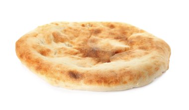Beyaz arka planda bir somun taze pita ekmeği