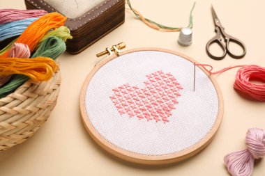 Bej arka planda nakış ve farklı dikiş aksesuarları