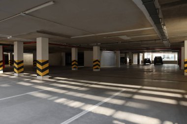 Güneşli bir günde arabalarla açık otopark