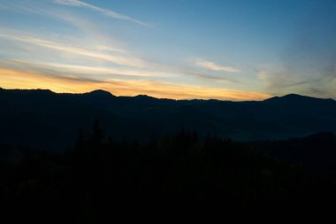 Gün batımında dağ manzarasının silueti. Drone fotoğrafçılığı