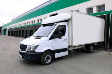 Açık hava depo yükleme rıhtımına yakın bir kamyon. Lojistik Merkezi