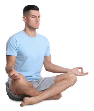 Beyaz arka planda meditasyon yapan yakışıklı bir adam. Ahenk ve zen