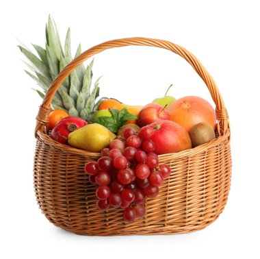 Beyaz üzerine izole edilmiş farklı taze meyvelerle dolu bir sepet.