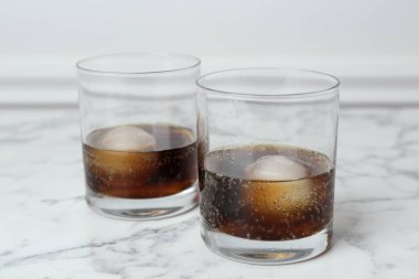 Beyaz mermer masada buz toplarıyla kokteyller.