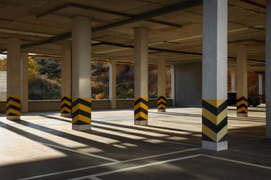 Güneşli bir günde boş açık araba otoparkı