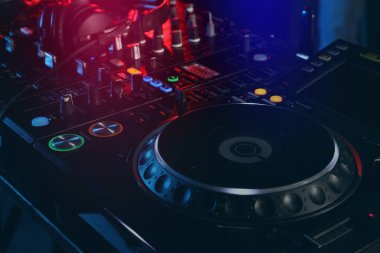 Kulaklıklı modern DJ denetçisinin yakın görüntüsü