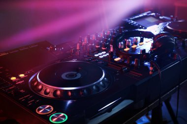 Renkli kulaklıklı modern DJ denetçisinin yakın görüntüsü
