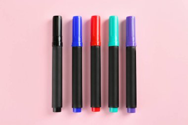 Pembe arka planda bir sürü renkli işaret var. Okul sayfası