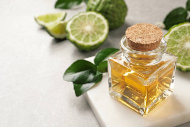 Gri masada bir şişe bergamot yağı. Metin için boşluk