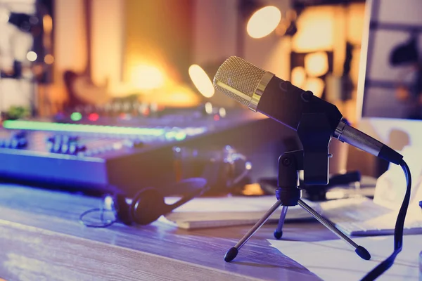 Profesyonel Karıştırma Konsolunun Yanındaki Mikrofon Radyo Stüdyosundaki Masada — Stok fotoğraf