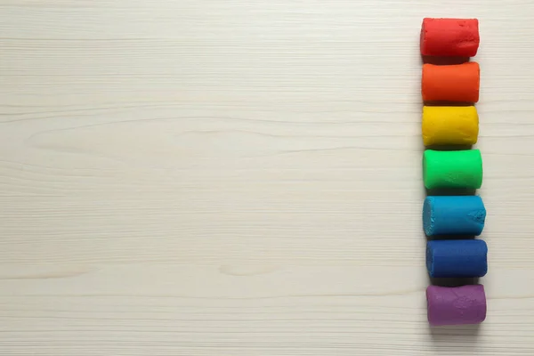 Tahta Masada Farklı Renkte Hamur Oynanıyor Düz Yatıyordu Metin Için — Stok fotoğraf