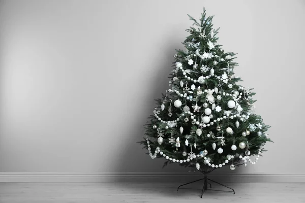 Árbol Navidad Bellamente Decorado Cerca Pared Gris Claro Habitación Espacio — Foto de Stock