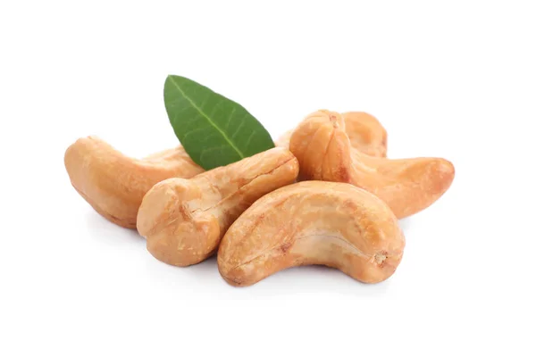 Hromada Chutných Organických Kešu Ořechů Zelených Lístků Izolovaných Bílém — Stock fotografie