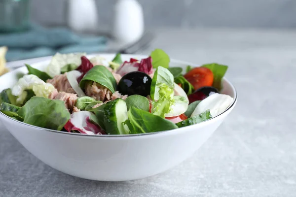 Bowl Delicious Salad Canned Tuna Vegetables Light Grey Table — стоковое фото