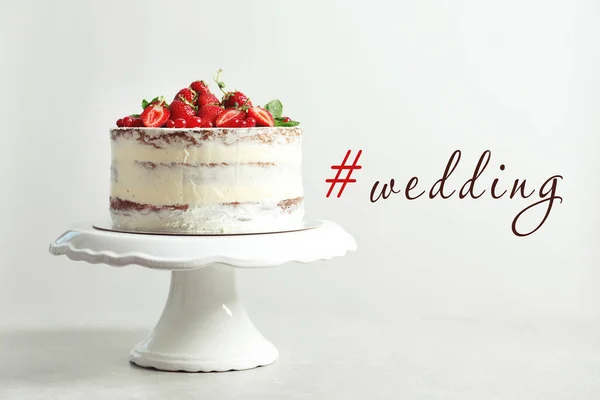 フレッシュベリーとハッシュタグ付きのおいしいケーキ光の背景に結婚式 — ストック写真