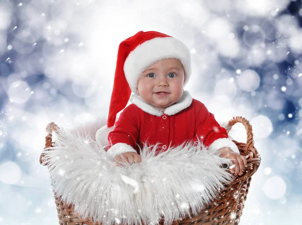 Leuke Baby Rieten Mandje Tegen Wazig Licht Kerstfeest — Stockfoto