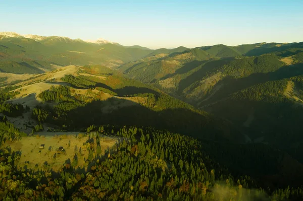 Krásná Krajina Lesem Horách Slunečného Dne Fotografie Dronů — Stock fotografie