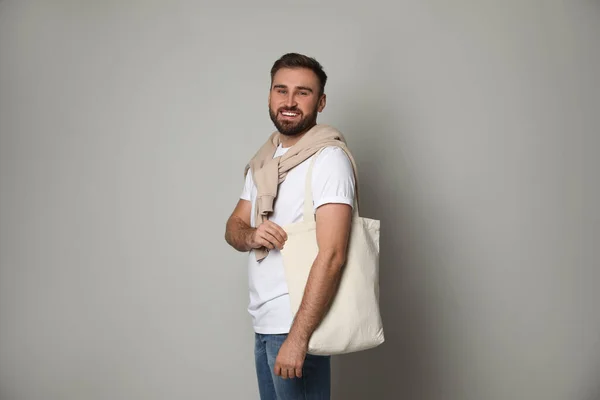 Joven Feliz Con Eco Bag Sobre Fondo Claro — Foto de Stock