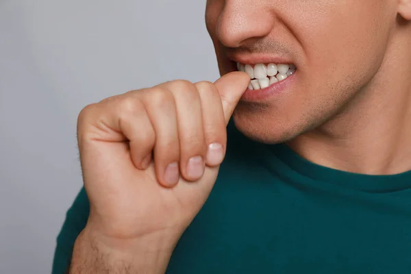 Κάποιος Τρώει Νύχια Του Γκρι Φόντο Κοντινό Πλάνο Κακή Συνήθεια — Φωτογραφία Αρχείου