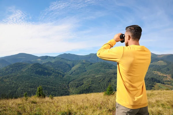 산에서 쌍안경을 문자를 보내는 — 스톡 사진