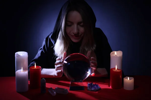 Kahin Karanlıkta Masada Geleceği Tahmin Etmek Için Kristal Küre Kullanıyor — Stok fotoğraf