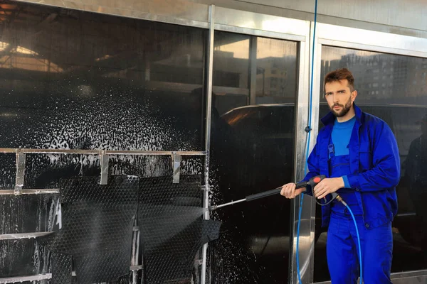 Worker Cleaning Auto Mats High Pressure Water Jet Car Wash — Stock fotografie