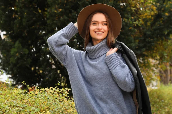 Mulher Bonita Vestindo Roupas Elegantes Parque Outono — Fotografia de Stock