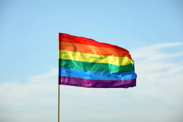 Brillante Bandera Lgbt Contra Cielo Azul Con Nubes — Foto de Stock