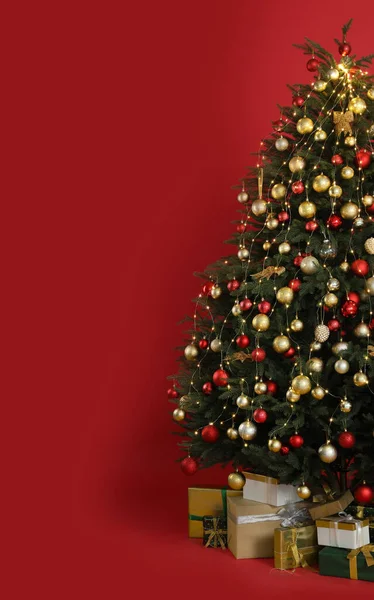 Güzel Dekore Edilmiş Noel Ağacı Kırmızı Arka Planda Bir Sürü — Stok fotoğraf