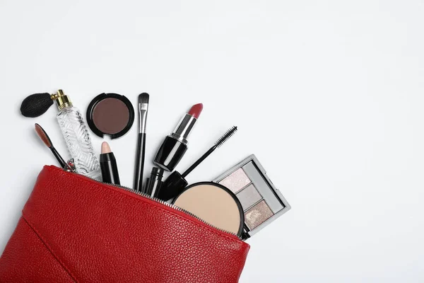 Bolso Cosmético Con Productos Maquillaje Accesorios Sobre Fondo Blanco Vista —  Fotos de Stock