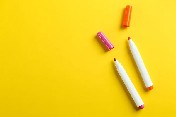 Colorful Markers Yellow Background Flat Lay Space Text School Stationery — ストック写真