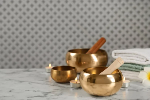 Tibetan Singing Bowls Mallets Towels Burning Candles White Marble Table — Stockfoto