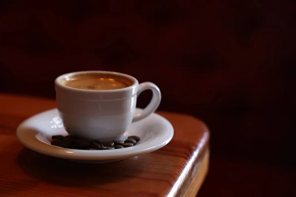 Kopje Warme Aromatische Koffie Gebrande Bonen Houten Tafel Cafe Ruimte — Stockfoto