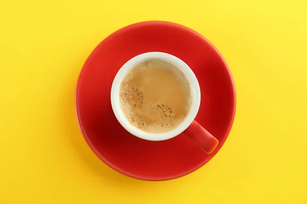 黄色の背景においしいコーヒーのカップ トップビュー — ストック写真