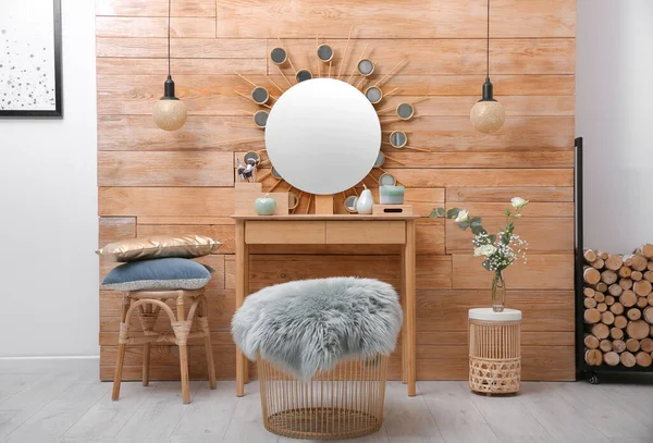 Coiffeuse Avec Décor Près Mur Bois Dans Chambre — Photo