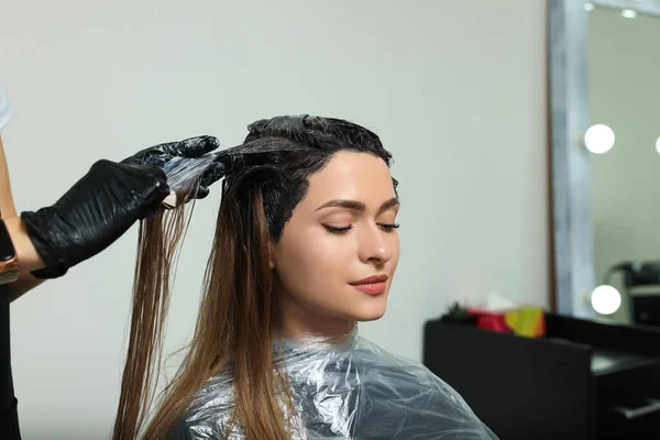 Coiffeur Professionnel Teignant Les Cheveux Client Dans Salon Beauté — Photo