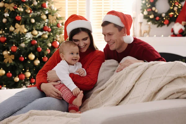 Pareja Feliz Con Lindo Bebé Sofá Habitación Decorada Para Navidad —  Fotos de Stock