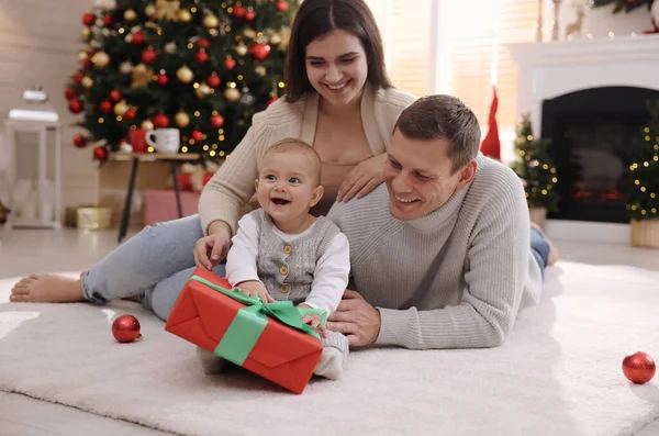 Familia Feliz Con Lindo Bebé Suelo Habitación Decorada Para Navidad —  Fotos de Stock
