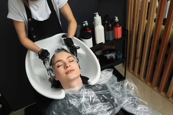 Перукар Промиває Фарбу Волосся Жінки Салоні Краси Зверху — стокове фото