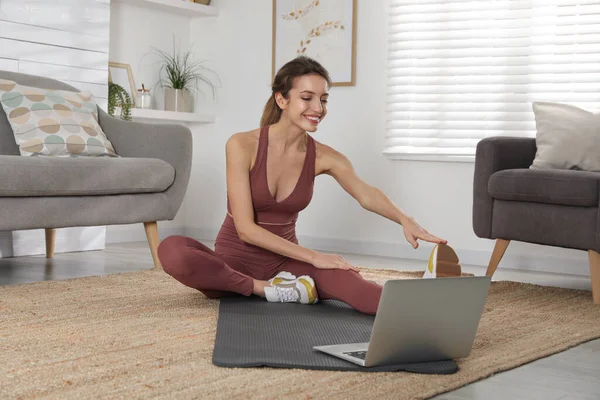 Beautiful Woman Stretching Yoga Mat While Watching Online Class Home — Photo