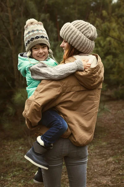 Mujer Hijo Pasando Tiempo Juntos Bosque — Foto de Stock