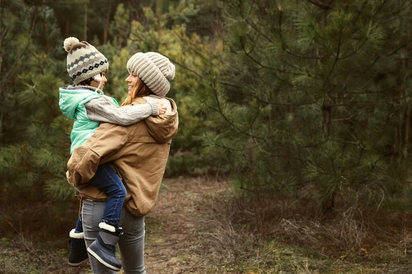 Frau Und Ihr Sohn Verbringen Zeit Gemeinsam Wald — Stockfoto